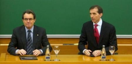 El presidente de la Generalitat, Artur Mas, junto con el director general de IESE, Jordi Canals, momentos antes de que comenzase la reunión con directivos de una cuarentena de multinacionales instaladas en Catalunya