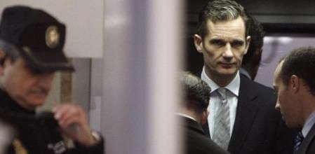 El duque de Palma, Iñaki Urdangarin (c), a la entrada a los juzgados de Palma