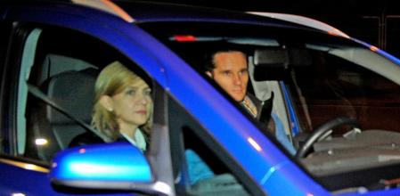 Imagen de archivo. El duque de Palma, acompañado de la infanta Cristina, conduce el coche del aeropuerto al palacio de Marivent