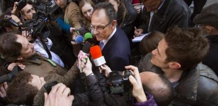 El abogado de Iñaki Urdangarin, Mario Pascual Vives, es abordado por los periodistas, a su llegada esta mañana, a los juzgados de la capital balear donde el duque de Palma continúa hoy declarando ante el juez José Castro, que ayer le interrogó durante más de ocho horas acerca de las supuestas irregularidades en la gestión de fondos públicos captados por el Instituto Nóos.