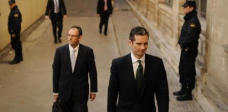 El duque de Palma, Iñaki Urdangarin y detrás su abogado, Mario Pascual Vives, a su llegada a los juzgados