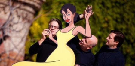 Javier Mariscal, Tono Mariscal y el guionista de la película Ignacio Martínez de Pisón, posan en Palo Alto junto a una reproducción de Rita