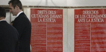 Iñaki Urdangarin conversa con su abogado, Mario Pascual Vives.