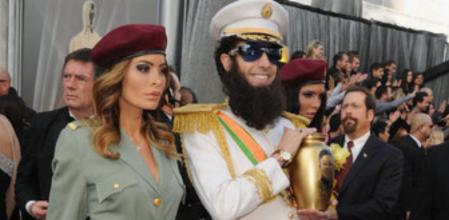 Sacha Baron Cohen acompañado por una 