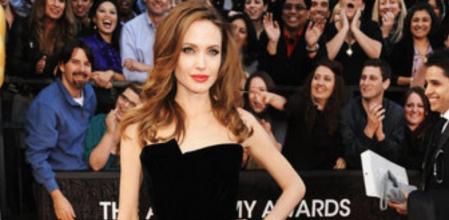 Angelina Jolie de Versace enseñando pierna en la entrada de los Oscar