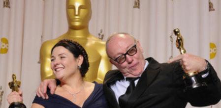 Terry George y Oorlagh George con su premio por el mejor cortometraje