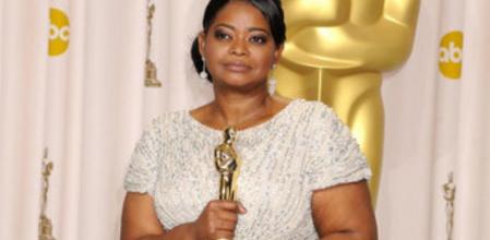 Octavia Spencer posa con el Oscar que ha ganado como Mejor Actriz de Reparto por 'Criadas y señoras'