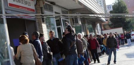 Decenas de personas hacen cola ante una oficina de trabajo