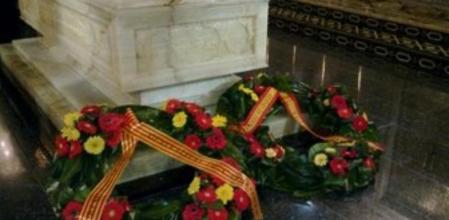 Imagen de las coronas depositadas por Artur Mas ante el mausoleo de Mohamed V y Hassan II