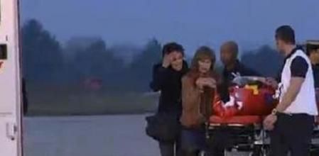 Los periodistas franceses Edith Bouvier y William Daniels, que consiguieron pasar este jueves al Líbano tras quedar atrapados en la ciudad siria de Homs, llegaron hoy a una base militar de las afueras de París en un avión medicalizado