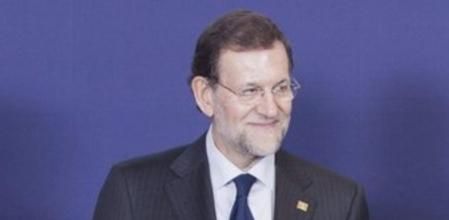 El presidente de la Comisión Europea Jose Manuel Barroso (izq), el presidente francés Nicolas Sarkozy (d) y el presidente español Mariano Rajoy (d) posa para la foto de familia del Consejo Europeo celebrado en Bruselas.