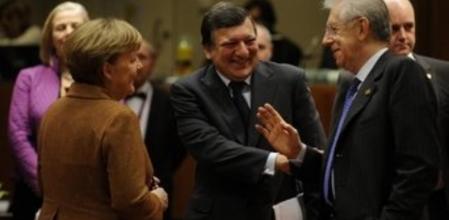 Angela Merkel, José Manuel Durão Barroso y Mario Monti conversando animadamente en Bruselas