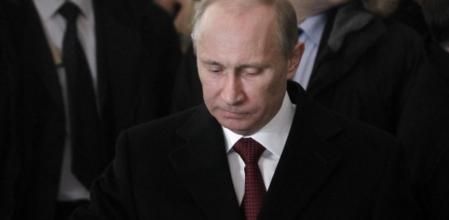 El actual primer ministro y candidato presidencial, Vladímir Putin, vota en un colegio electoral en Moscú, Rusia