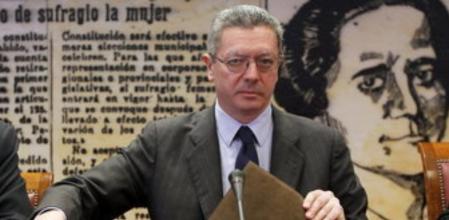 El ministro de Justicia, Alberto Ruiz Gallardón, al comienzo de su comparecencia hoy ante la comisión de Justicia del Senado