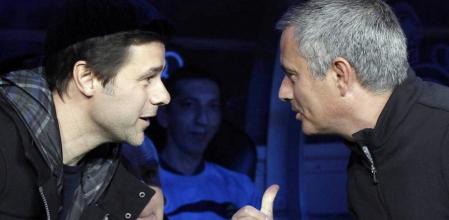 Los entrenadores del Real Madrid y del RCD Espanyol, el portugués José Mourinho (d) y el argentino Mauricio Pochettino, respectivamente, se saludan momentos antes del partido, correspondiente a la vigésimo sexta jornada de Liga de Primera División, que han disputado ambos equipos esta noche en el estadio Santiago Bernabeu