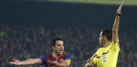 Xavi Hernández protesta una decisión de Velasco Carballo