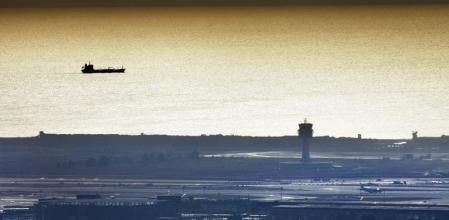 Perspectiva. El delta del Llobregat y el aeropuerto de El Prat con el mar al fondo, fotografiados ayer desde lo alto de Sant Ramon en Sant Boi de Llobregat