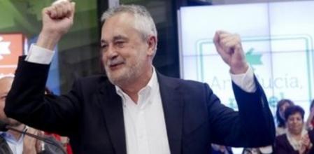 El secretario regional del PSOE-A y candidato a la Presidencia de la Junta, José Antonio Griñán, levanta los brazos en el acto regional de apertura de campaña del PSOE de Andalucía