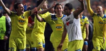 Los jugadores del Apoel Nicosia celebran su pase a los cuartos de final de la Champions League