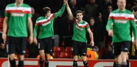 Los jugadores del Athletic de Bilbao celebran su victoria ante el Manchester United