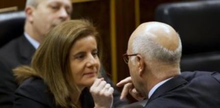 La ministra de Empleo, Fátima Báñez, habla con el portavoz de CiU, Josep Antoni Duran Lleida, en el congreso