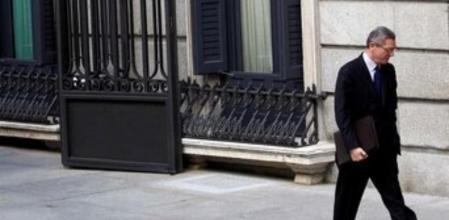 El ministro de Justicia, Alberto Ruiz Gallardón, pasea por el patio del Congerso