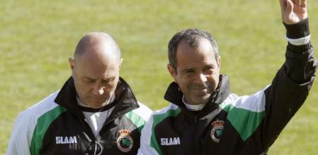 El nuevo técnico del Racing, Álvaro Cervera, saluda a la afición con el hasta ahora entrenador provisional Fede Castaños