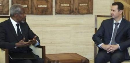 Fotografía facilitada por la agencia siria SANA que muestra al presidente Bashar el Asad (dcha) se reúne con el enviado de la ONU y de la Liga Árabe para Siria, Kofi Annan (izda), en el Palacio Presidencial en Damasco