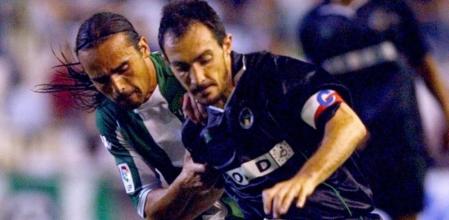 Munitis protege el balón ante el acoso de Mingo