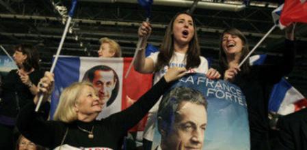 Simpatizantes de Sarkozy muestran su apoyo al presidente francés durante un acto electoral para las elecciones presidenciales