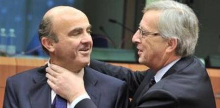 El presidente del Eurogrupo, Jean-Claude Juncker, hace el ademán de ahogar al ministro de Economía español, Luis de Guindos.
