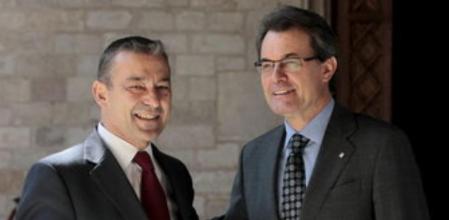 El presidente catalán, Artur Mas, y el del Gobierno de Canarias, Paulino Rivero, se saludan en el Palau de la Generalitat.