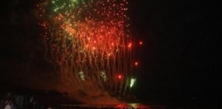 Miles de personas asisten cada noche para ver el espectáculo de luces y sonido