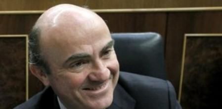 El ministro de Economía y Competitividad, Luis de Guindos, sonríe en su escaño poco antes de comenzar el pleno de la cámara.