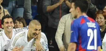 Benzema recibe la felicitación de su compañero Álvaro Arbeloa, tras conseguir el tercer tanto de su equipo