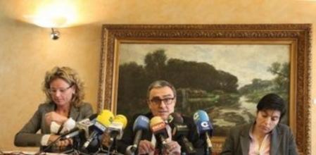 El alcalde, junto a la primera teniente alcalde, Marta Camps (derecha), y la teniente alcalde de Economía y Hacienda, Montse Mínguez (izquierda).