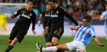 Toulalan intenta robar el balón a Higuaín en el partido de vuelta de la Copa del Rey