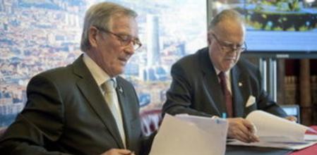 Los alcaldes de Bilbao y Barcelona, Iñaki Azkuna (d) y Xavier Trias (i), durante la firma de un convenio en 2012