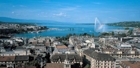Vista de la ciudad de Ginebra y del lago Lemán desde la catedral de San Pedro