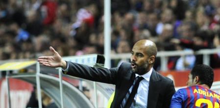 Josep Guardiola da instrucciones a Adriano