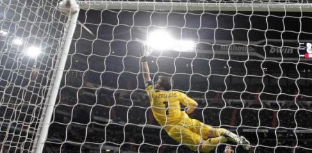 El portero del Real Madrid Iker Casillas no consigue atajar el lanzamiento de falta del centrocampista del Málaga CF Santi Cazorla