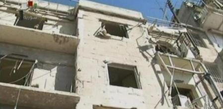 Imagen de la televisión estatal siria en la que se aprecian los destrozos causados por el coche bomba que ha explotado en Aleppo.