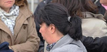 Un grupo de alumnos abandona el colegio acompañados por sus familiares