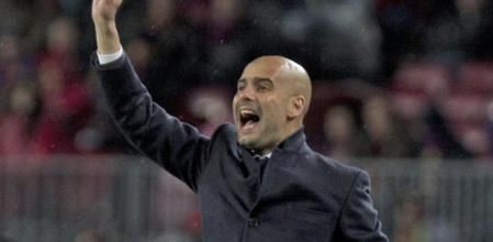 El entrenador del FC Barcelona, Pep Guardiola, da instrucciones desde la banda durante el partido, correspondiente a la vigésima novena jornada de Liga en Primera División, que disputan FC Barcelona y Granada CF, esta noche, en el Camp Nou, en Barcelona.