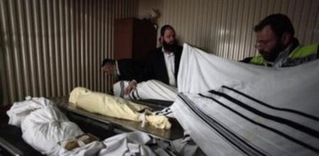 Preparación de los cuerpos de las víctimas de la masacre de Toulouse para su funeral en Jerusalén