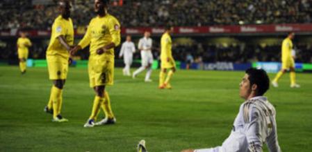 Cristiano Ronaldo, en el césped del Madrigal durante el partido entre el Real Madrid y el Villarreal