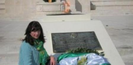 Pilar González (PA) ante el monumento a las Cortes de Cádiz