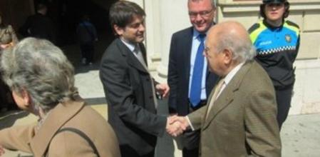 Oriol Pujol y Jordi Pujol han simbolizado el relevo generacional en el partido con un apretón de manos a las puertas del Ayuntamiento de Reus (Tarragona)