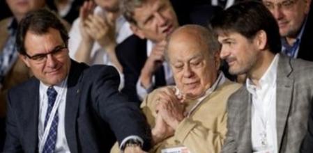 El President de la Generalitat, Artur Mas, felicita a Oriol Pujol en el 16º Congreso de CDC ante la mirada de Jordi Pujol.