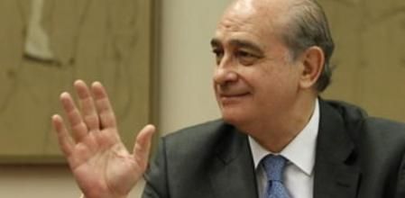 El ministro del Interior, Jorge Fernández Díaz, durante su comparecencia ante la Comisión de Seguridad Vial y Movilidad Sostenible en el Congreso para explicar las líneas generales de la política de su departamento en materia de seguridad vial